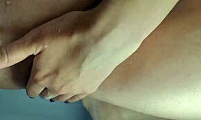 No páni, ta holka čůrá a myje si kundu zblízka ve vaně!