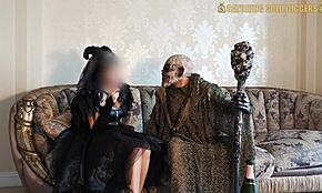 Démon effrayant fait un anal douloureux à une ado 18+ mi-indienne pendant la nuit d'Halloween en costume creepy